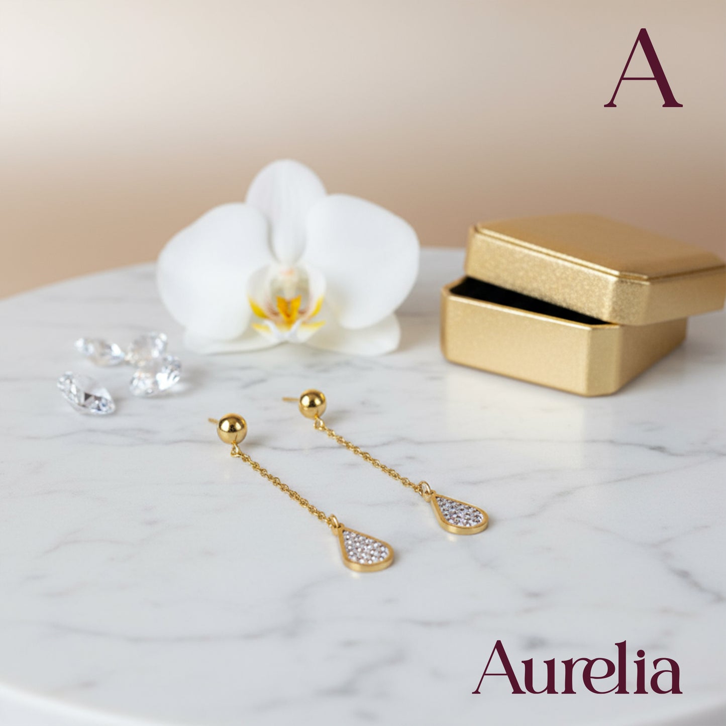 ARETES LARGOS PERLAS BLANCAS Y ROMBOS PLATEADOS