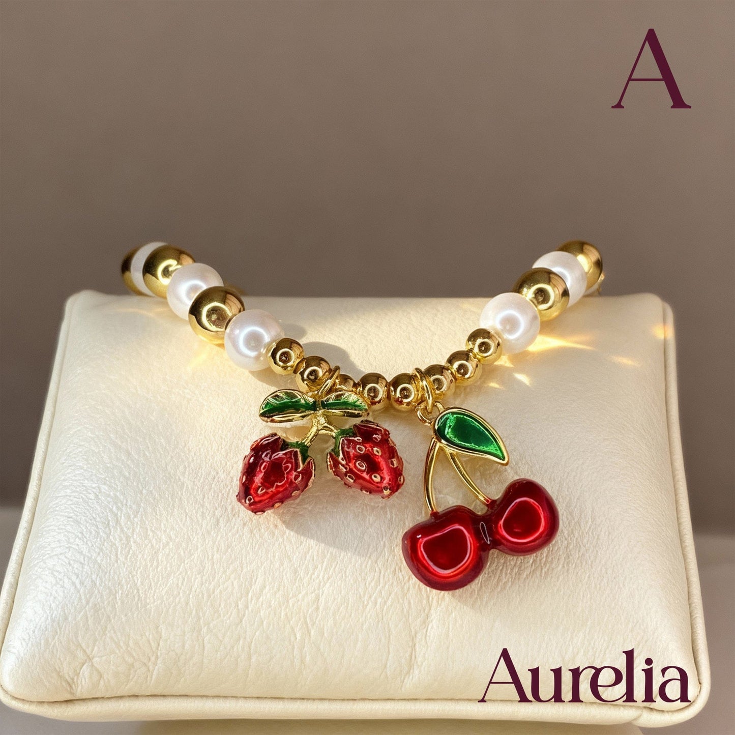 PULSERA CAUCHO PERLAS BLANCAS CEREZAS Y FRESAS