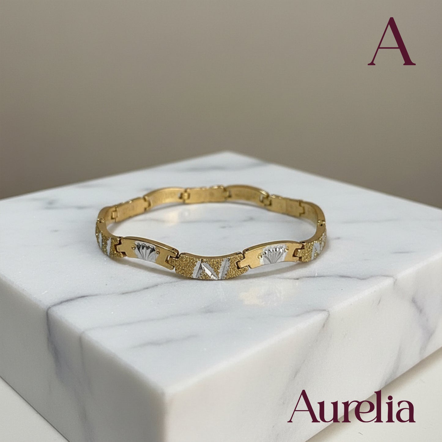 PULSERA TIRA CURVAS DETALLE CORONA PLATEADO