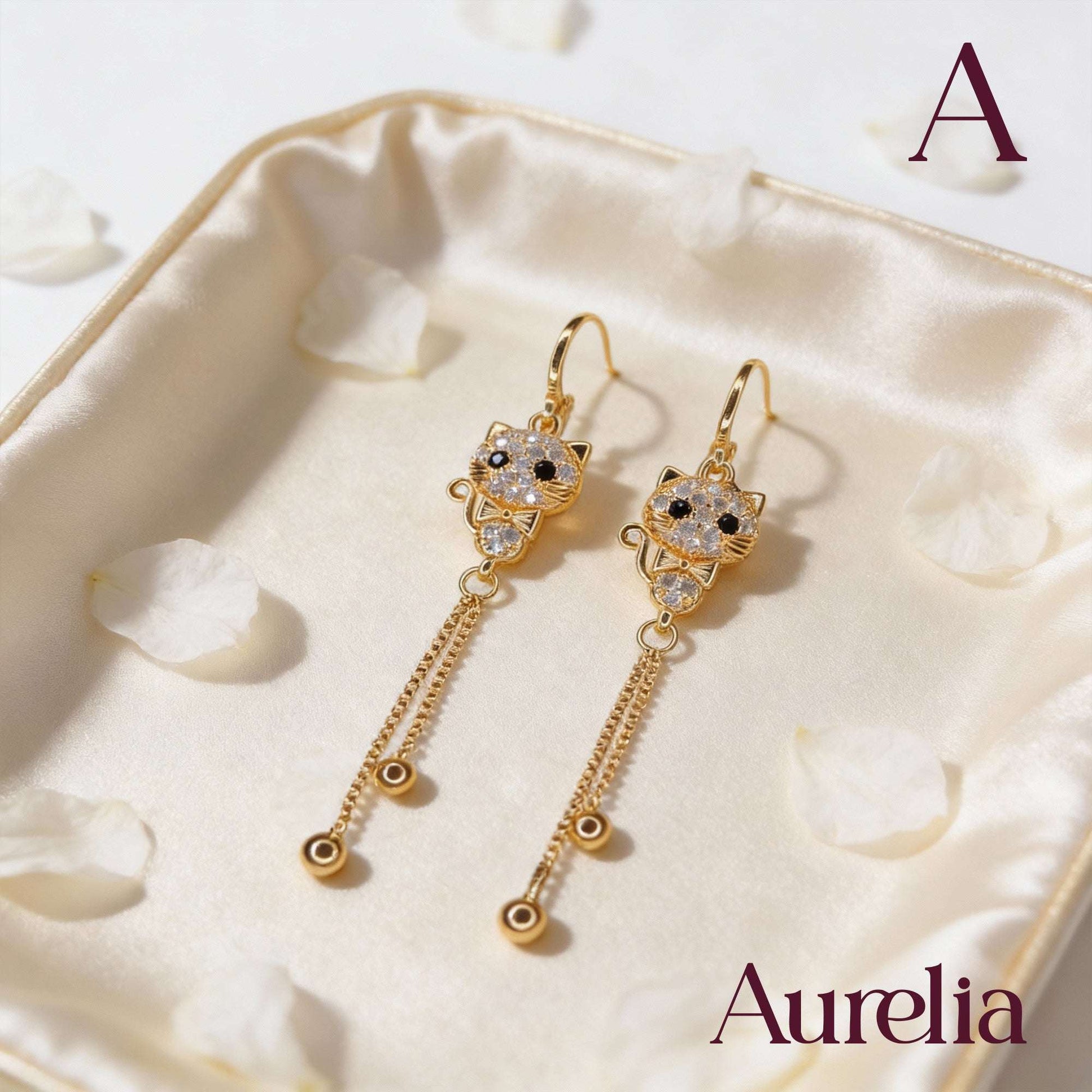 ARETES LARGOS GATO BLANCO Y BOLAS