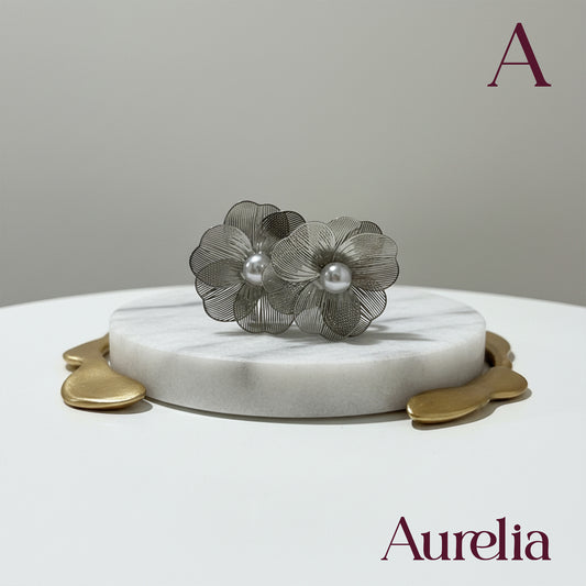 ARETES FLOR LINEAS Y PERLA  EN EL CENTRO