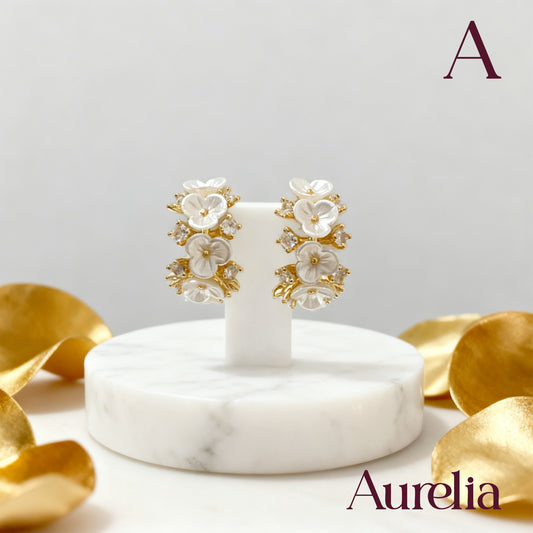 ARETES CANDONGAS FLORES BLANCAS Y BRILLANTES