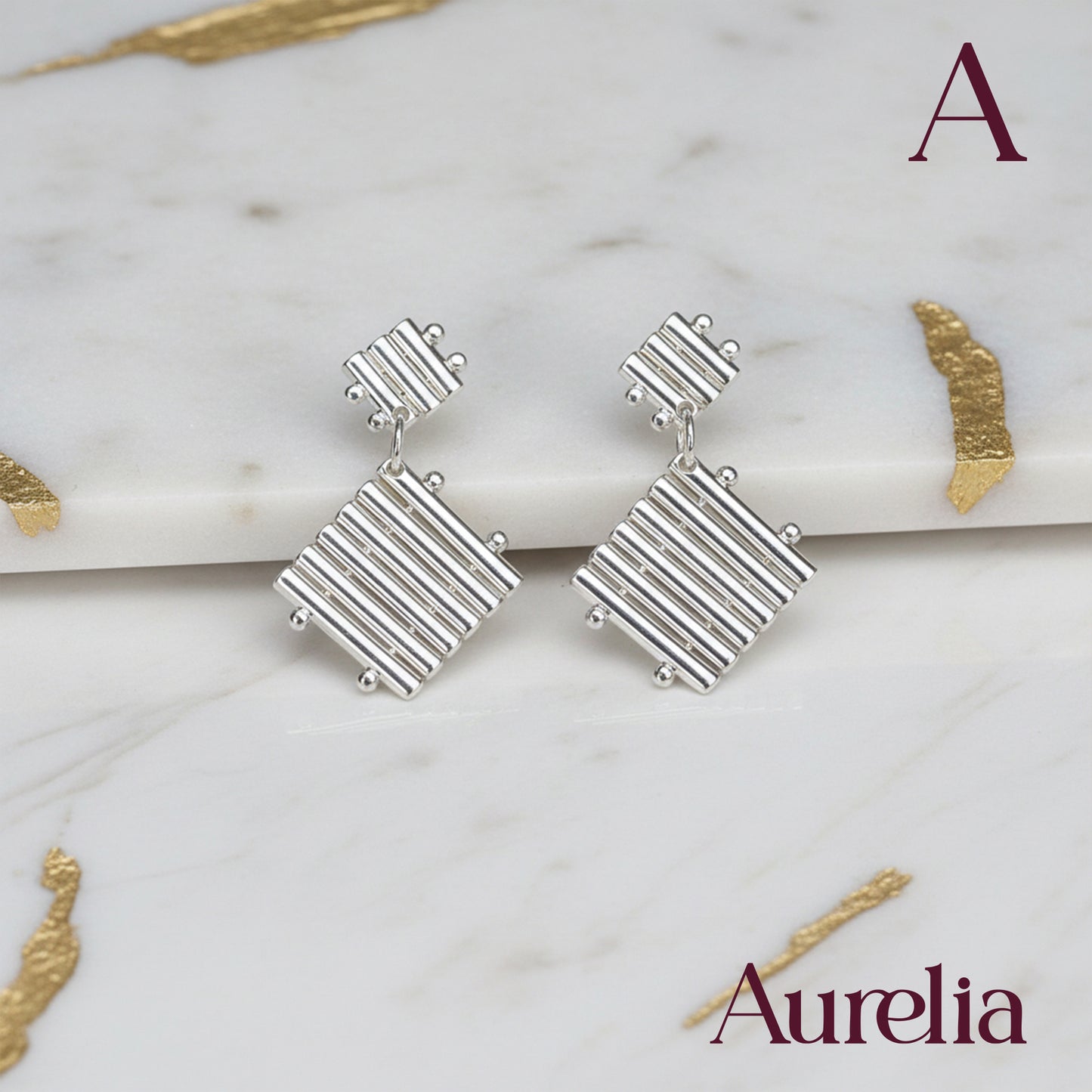 ARETES DOBLE TRIANGULO CON RAYAS