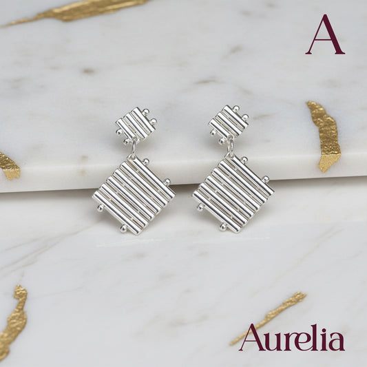 ARETES DOBLE TRIANGULO CON RAYAS