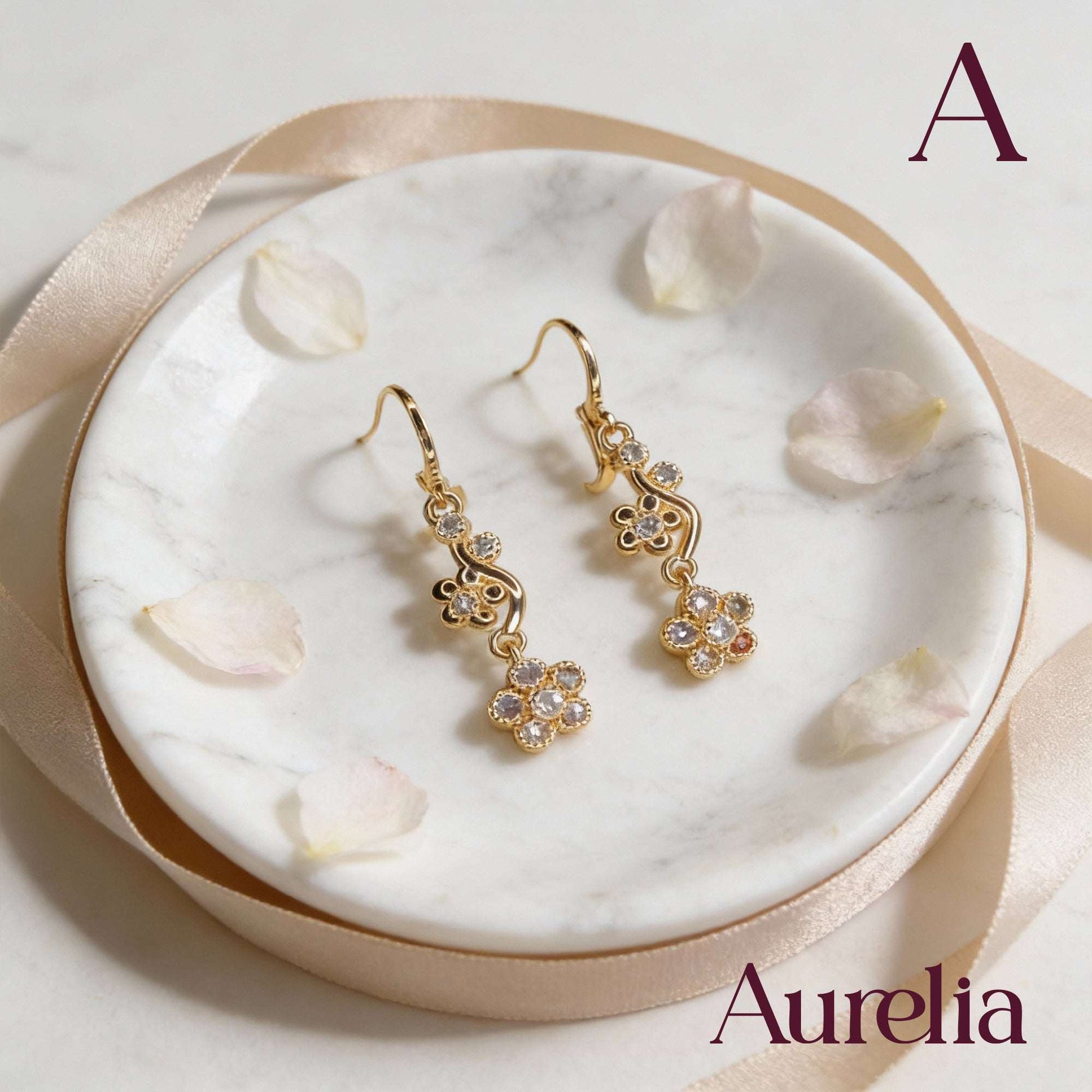 ARETES LARGOS FLOR CURVA BLANCA