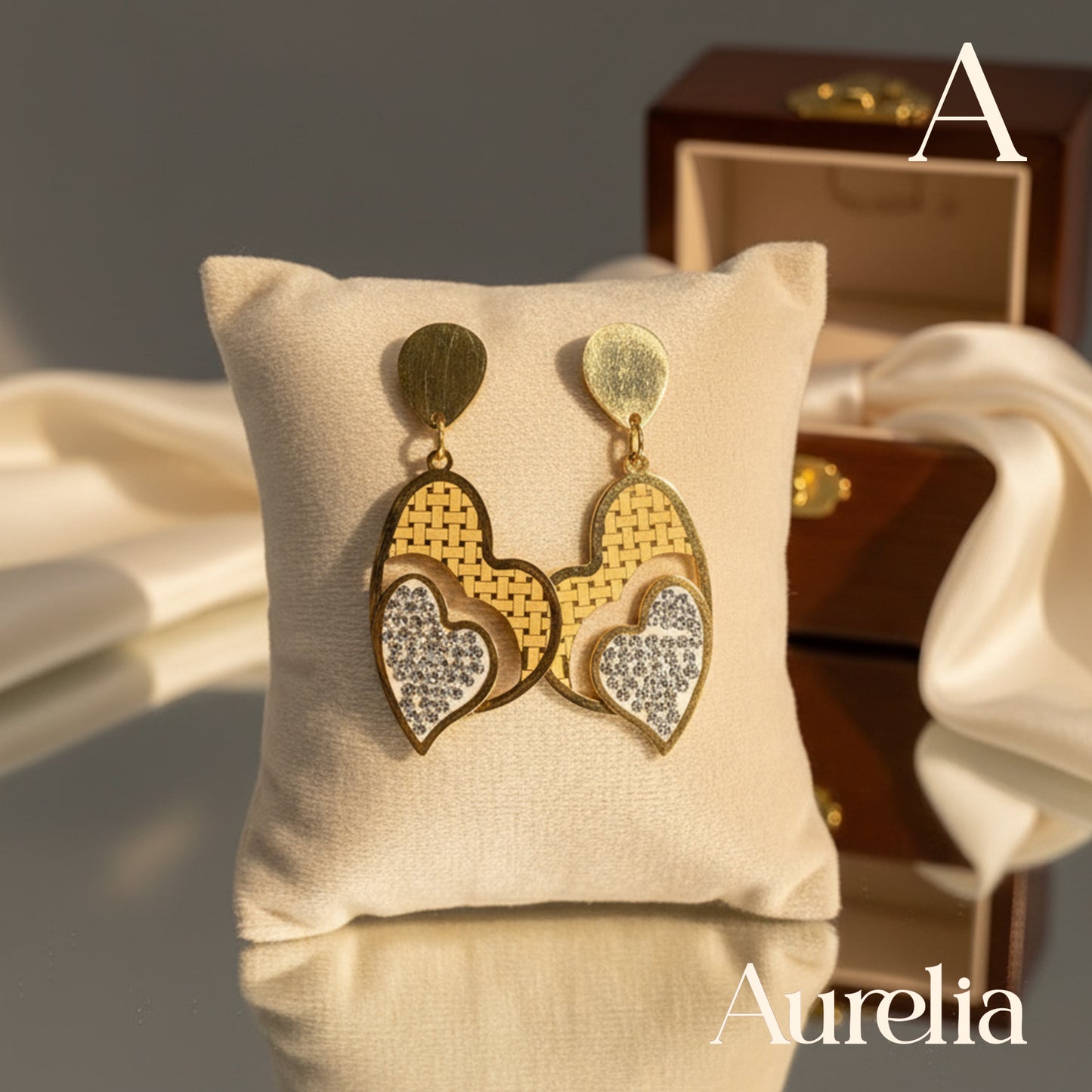 ARETES LARGOS DOBLE CORAZÓN CON DETALLE PLATEADO