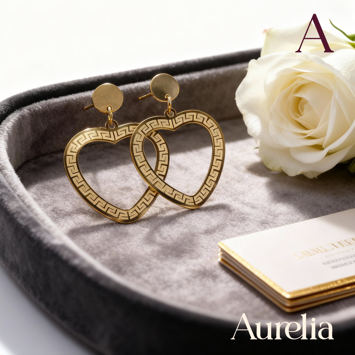 ARETES LARGOS CORAZÓN CON DETALLE DE FORMAS
