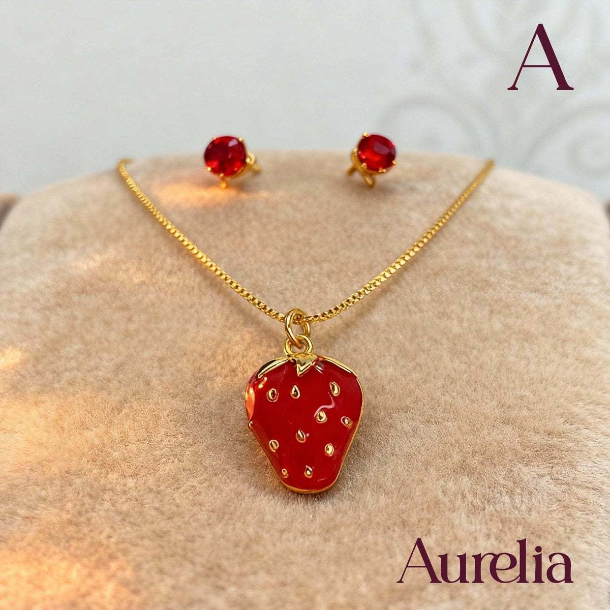 COLLAR SET FRESA Y TOPOS BRILLANTE ROJO