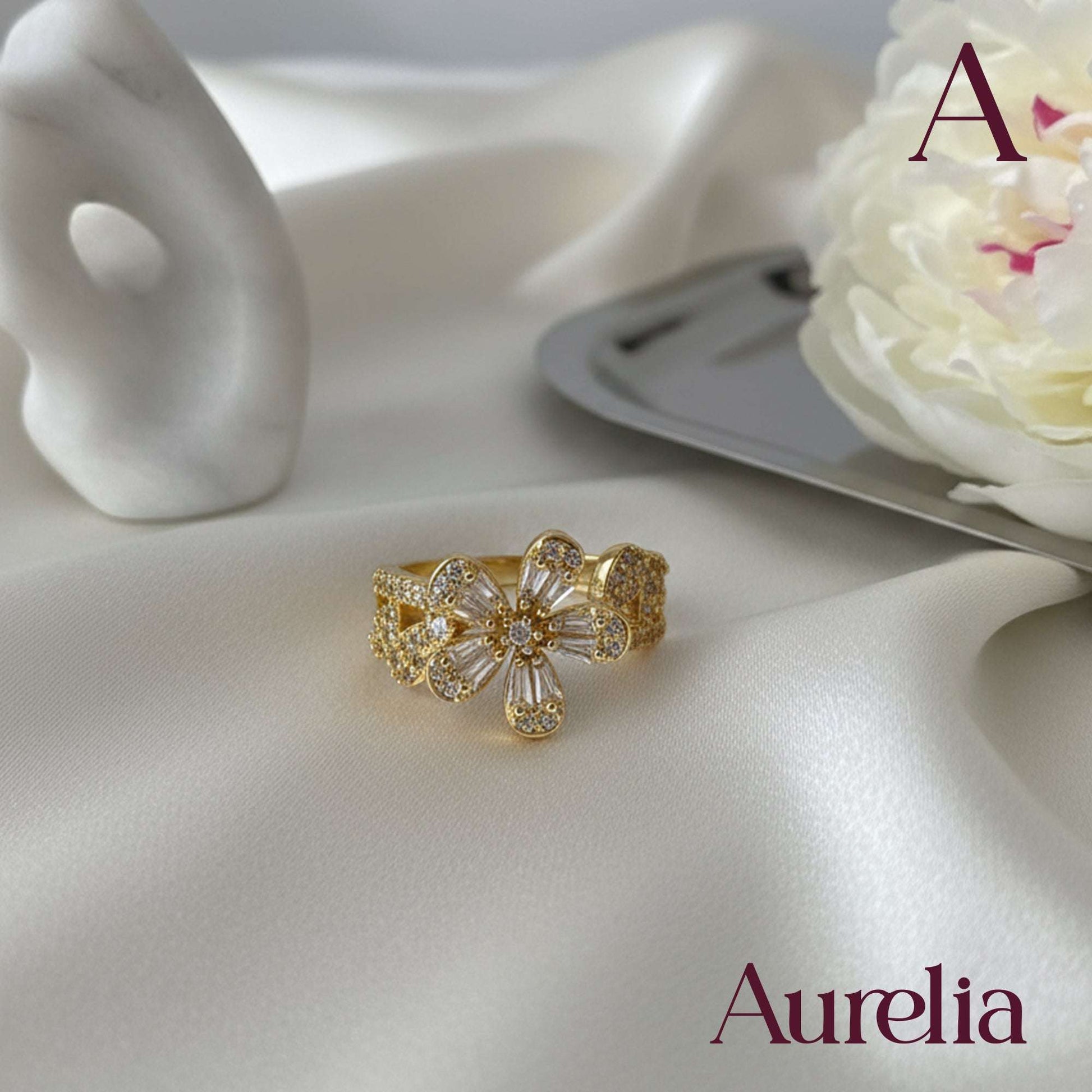 ANILLO GRUESO FLOR Y PETALOS BRILLANTE BLANCO