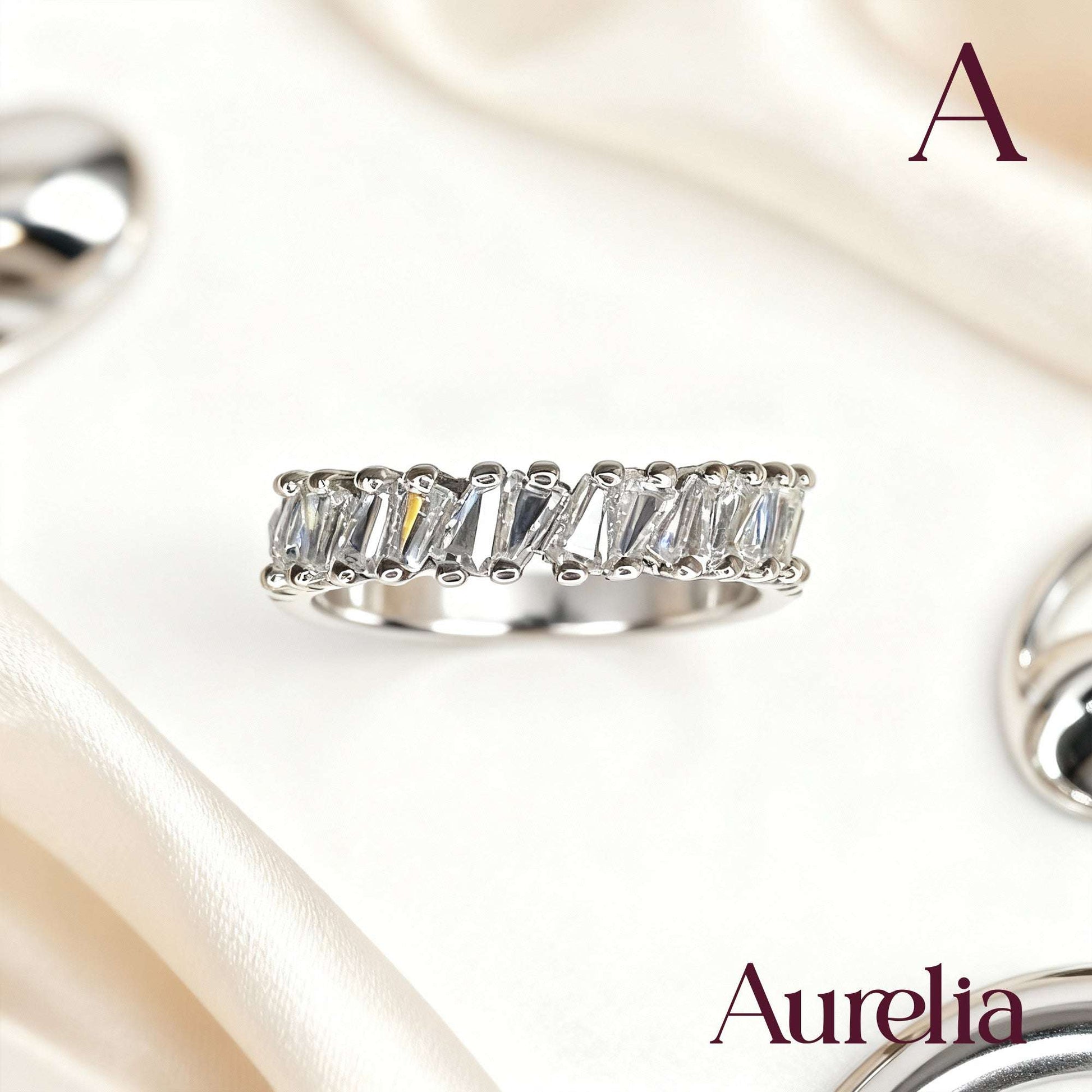 ANILLO DELGADO CORONA DIAMANTES BLANCOS